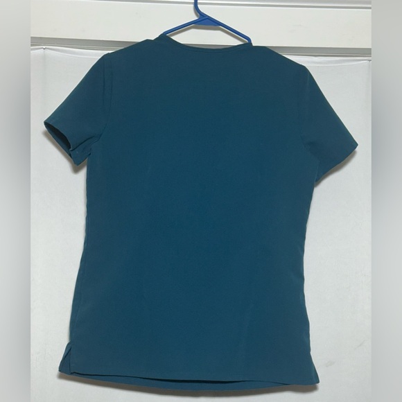 Figs XS Three pocket Casma scrub top in Caribbean Blue. - Picture 2 of 5